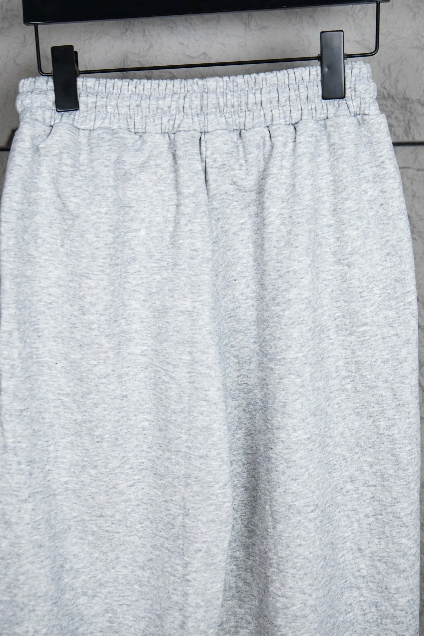 🅿️200 Style No.: M211 Ralph Lauren Ralph Lauren suit sweatpants. Pure cotton treated with anti-static technology. Does not stain dust and has no loose hair. The elastic waist is used with a drawstring. Very body-friendly. The cotton is comfortable and soft. The upper body is casual and free. Regular beveled double pockets on both sides. The white brand logo on the left trouser leg collides with the black of the trousers. Although it is small, it is quite recognizable. The brand adds a young and fashionable atmosphere to the original sense of luxury. It can be called a cold-proof weapon. A simple base layer is enough to resist the severe cold, making it more fluffy and warm. Color: Gray, Black, Navy SIZE: S-XL